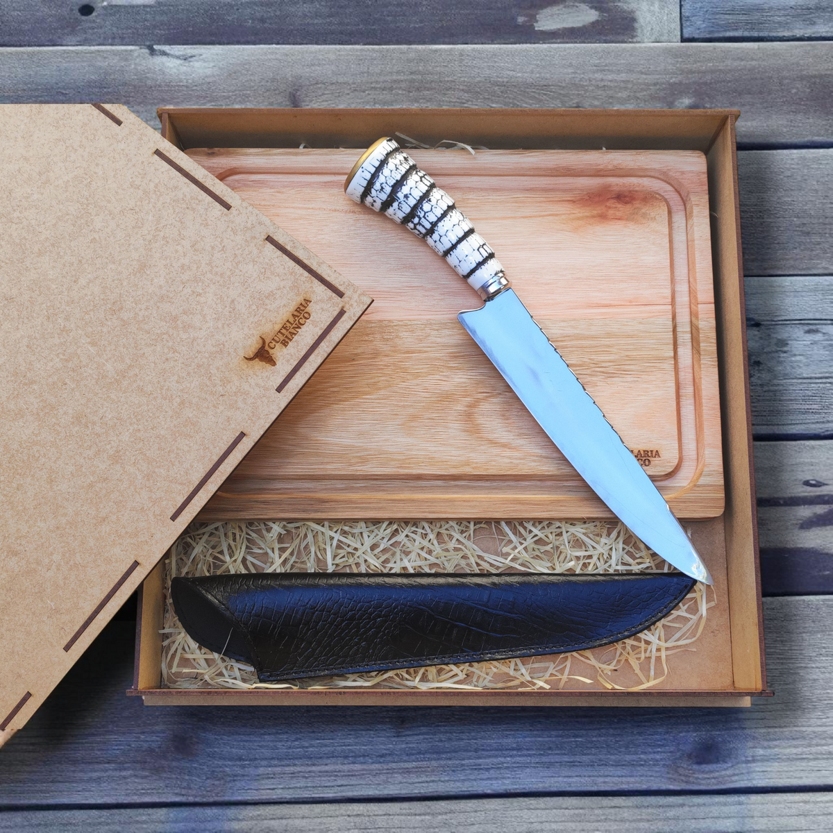 Kit Presente Tradição Bianco – Faca artesanal P/Churrasco + Tabua personalizada + Caixa P/Presente + Case em Couro