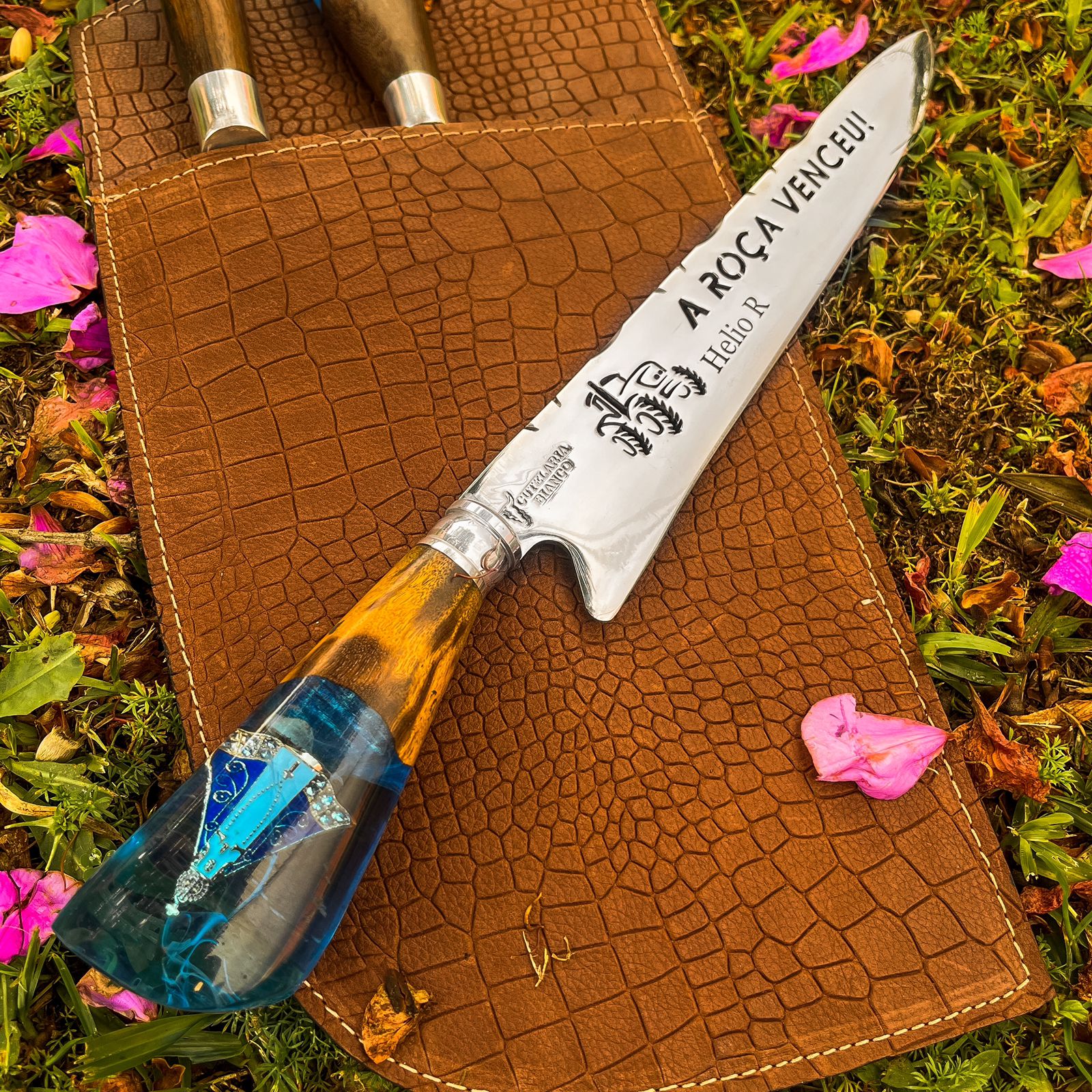 Faca Artesanal para Churrasco 10" 3mm Lâmina - Modelo A Roça Venceu com Cabo c/ pingente + Case especial em couro