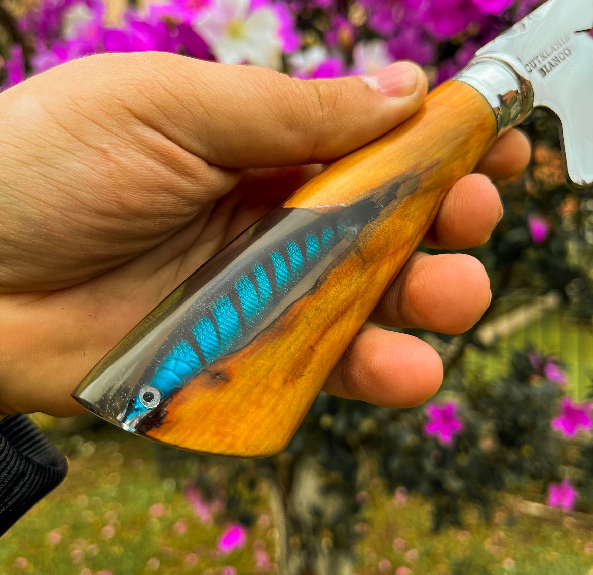 Faca Artesanal para Churrasco 10" 3mm Lâmina - Modelo A Roça Venceu com Cabo c/ pingente + Case especial em couro