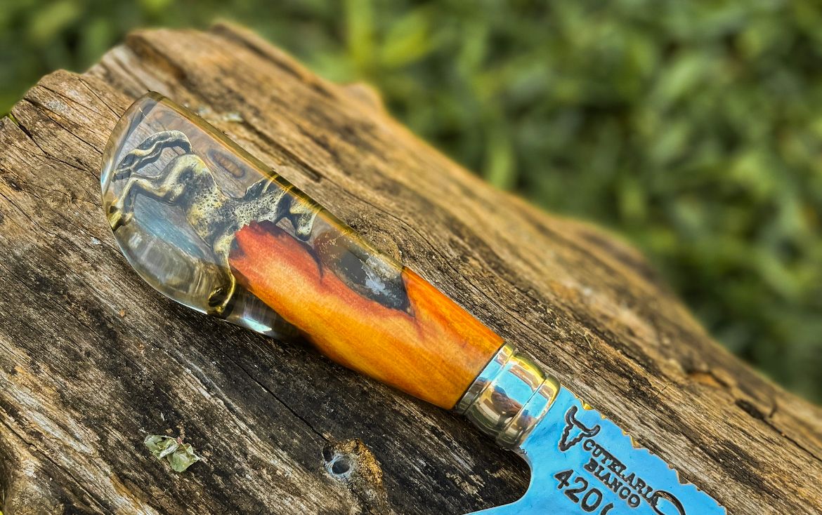 Faca Artesanal para Churrasco 10" 3mm Lâmina - Modelo A Roça Venceu com Cabo c/ pingente + Case especial em couro