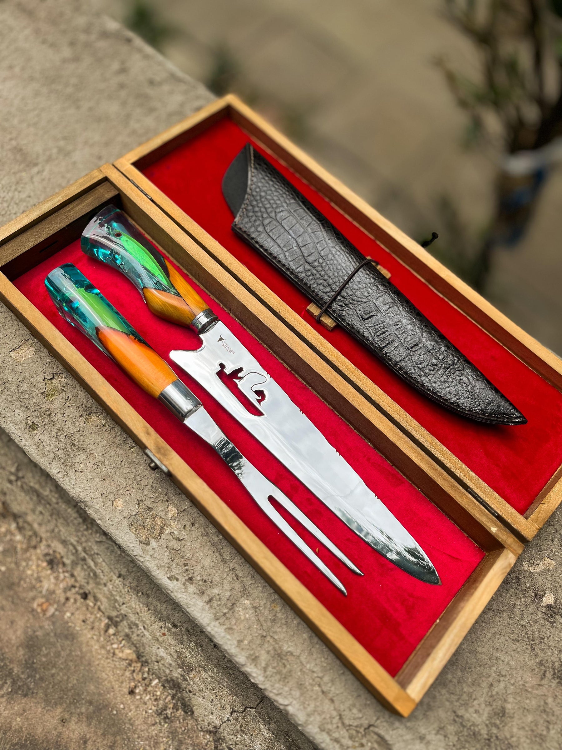 Kit de Churrasco Lâmina Pescador com Cabo isca artificial + Garfo com Cabo isca artificial +caixa em madeira