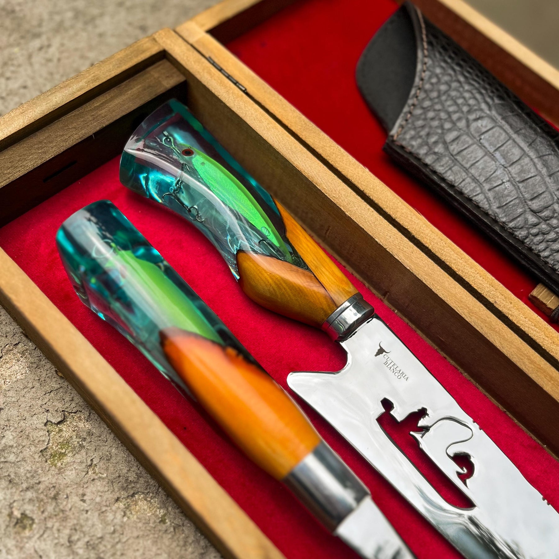 Kit de Churrasco Lâmina Pescador com Cabo isca artificial + Garfo com Cabo isca artificial +caixa em madeira