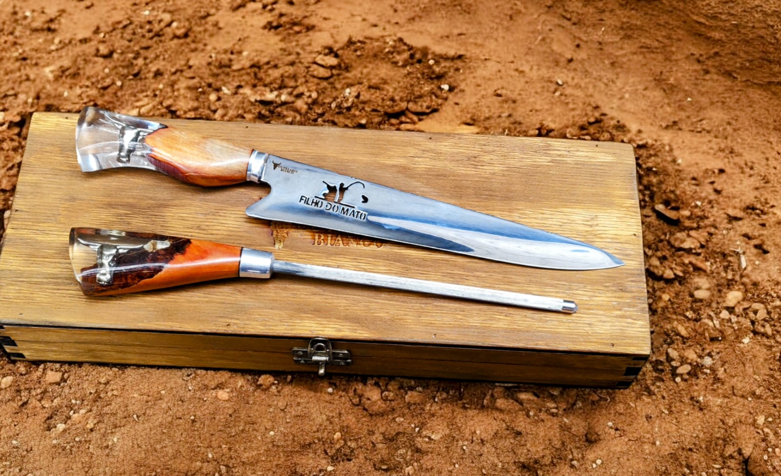 Kit de Churrasco Lâmina Filho do Mato com Cabo Pingente Touro + Chaira com Cabo Touro + caixa em madeira