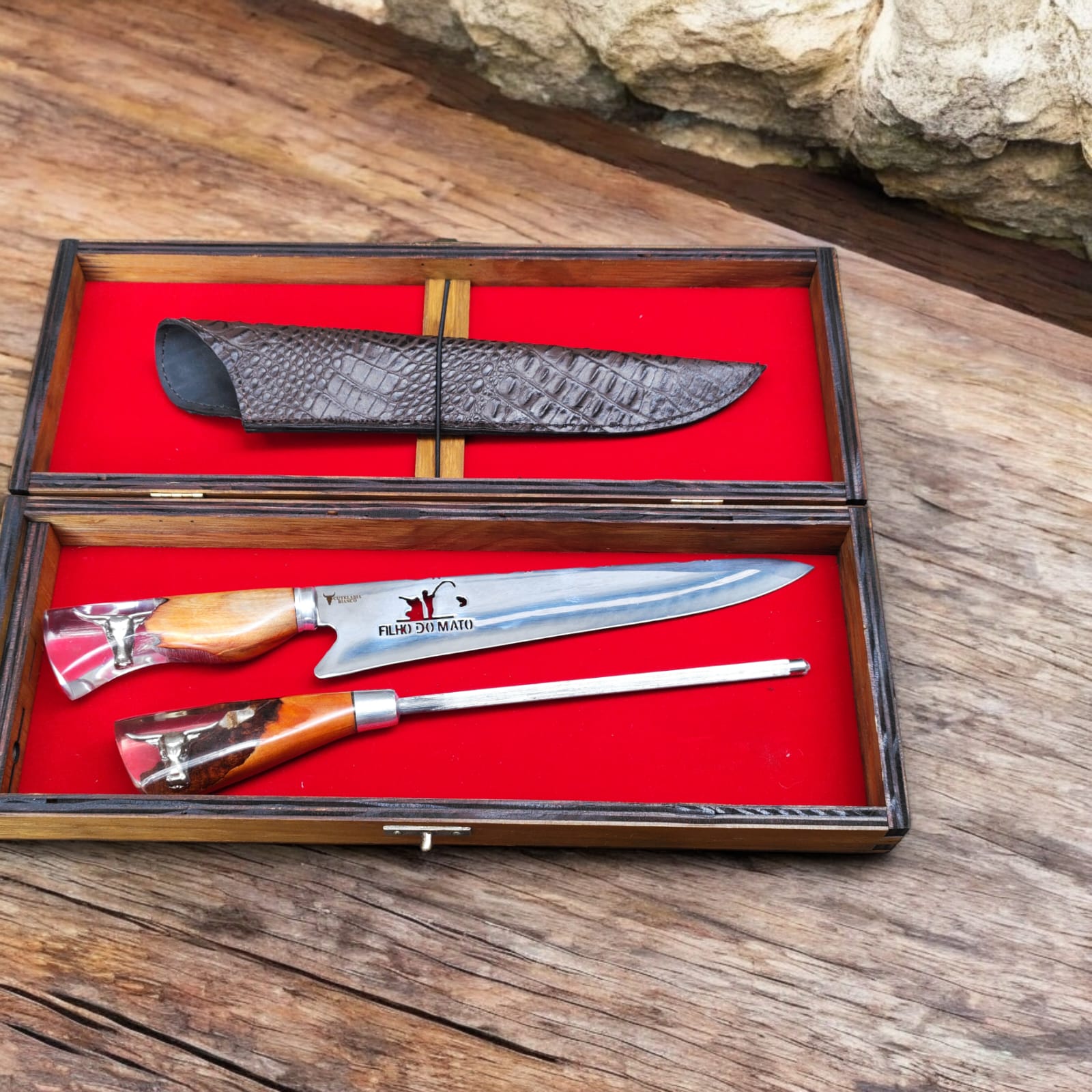 Kit de Churrasco Lâmina Filho do Mato com Cabo Pingente Touro + Chaira com Cabo Touro + caixa em madeira