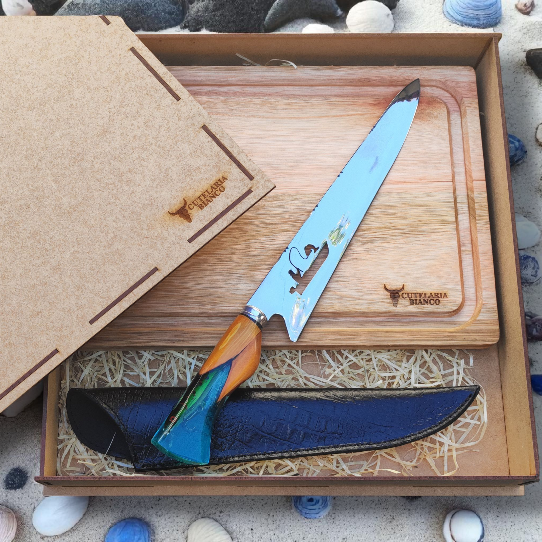 Kit Presente Pescador Bianco – Faca artesanal P/Churrasco + Tabua personalizada + Caixa P/Presente + Case em Couro