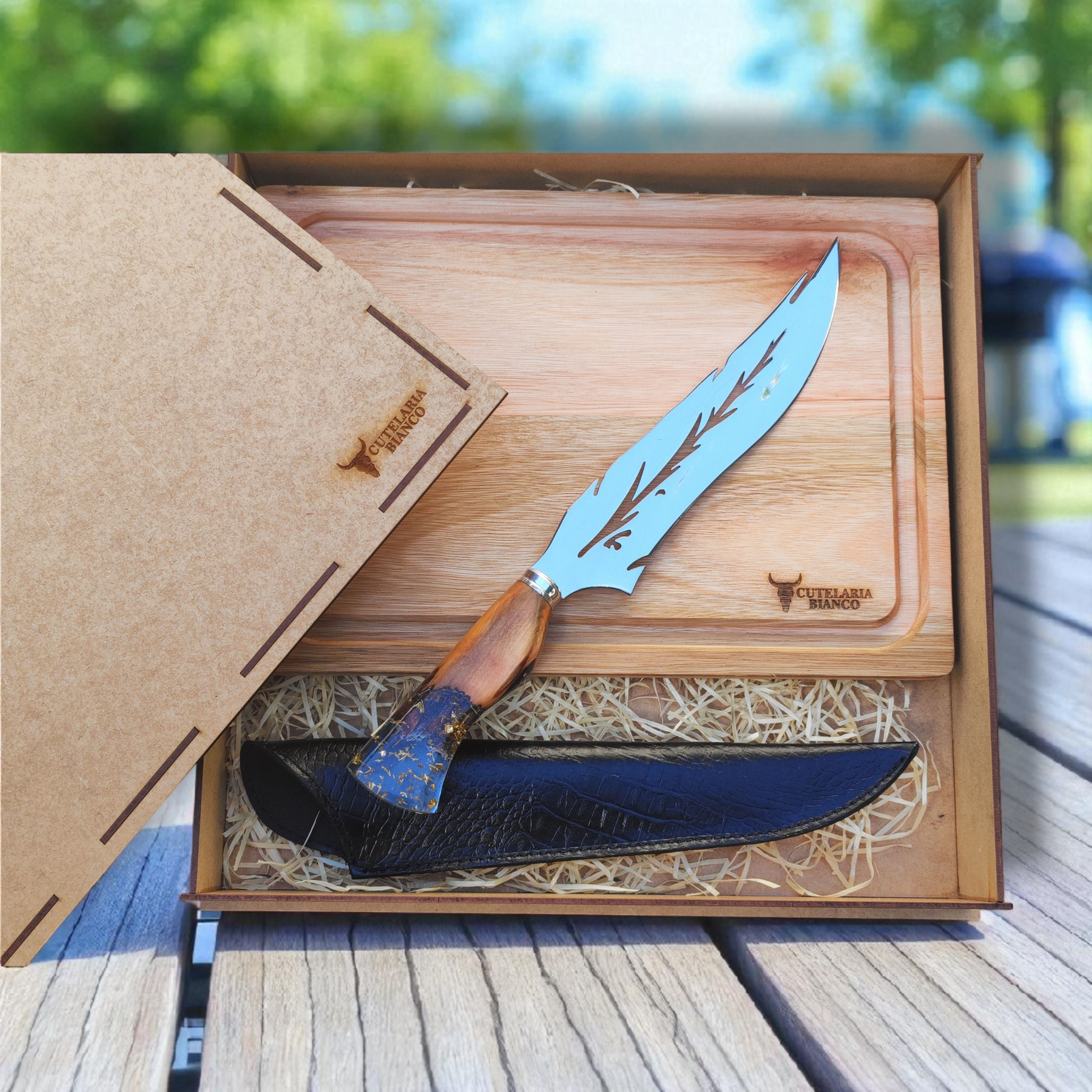 Kit Presente Pluma Bianco – Faca artesanal P/Churrasco + Tabua personalizada + Caixa P/Presente + Case em Couro